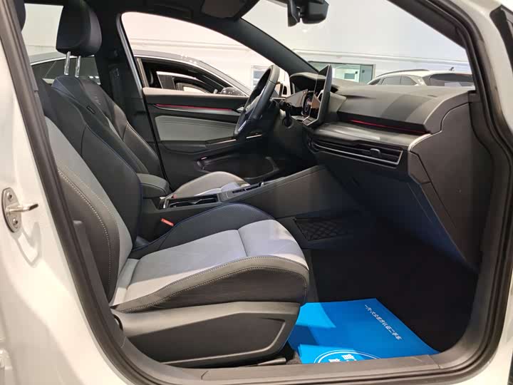 Фото 8 - Volkswagen Golf