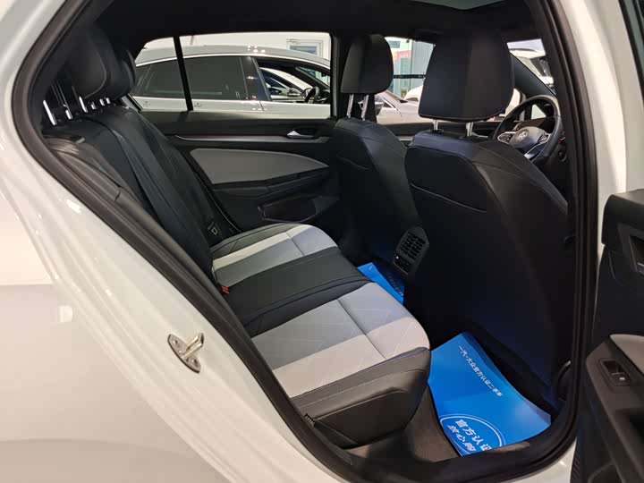 Фото 9 - Volkswagen Golf