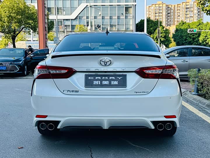 Фото 5 - Toyota Camry