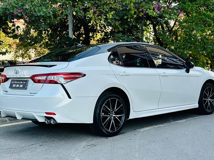 Фото 6 - Toyota Camry