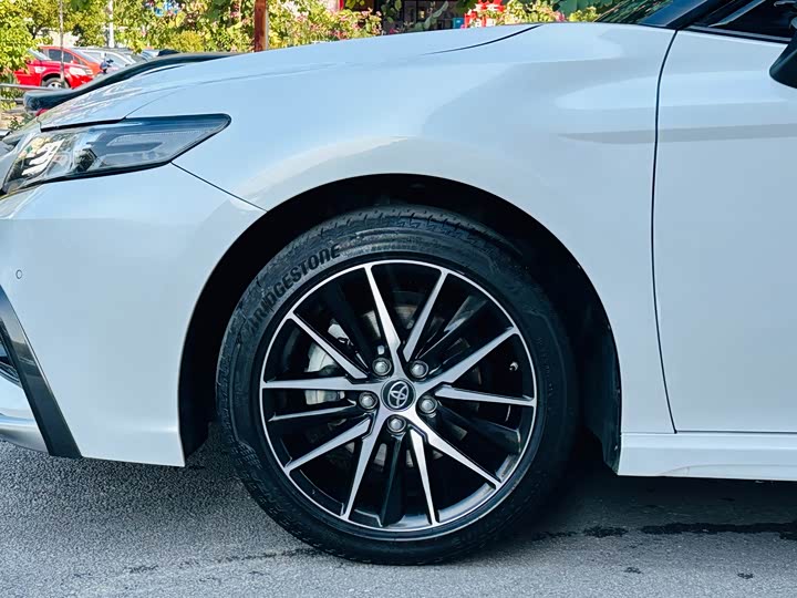 Фото 8 - Toyota Camry