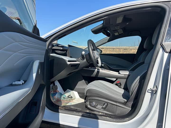 Фото 7 - Geely Galaxy E8