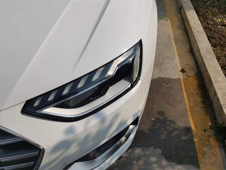 Фото 5 - Audi A4L