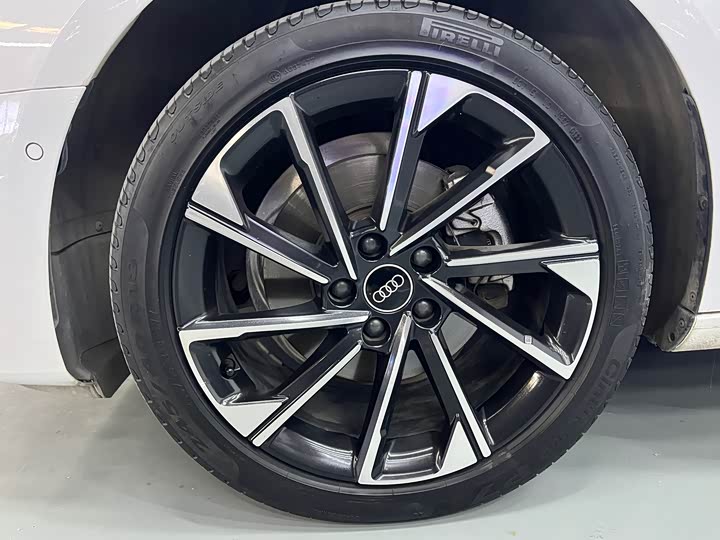 Фото 4 - Audi A4L