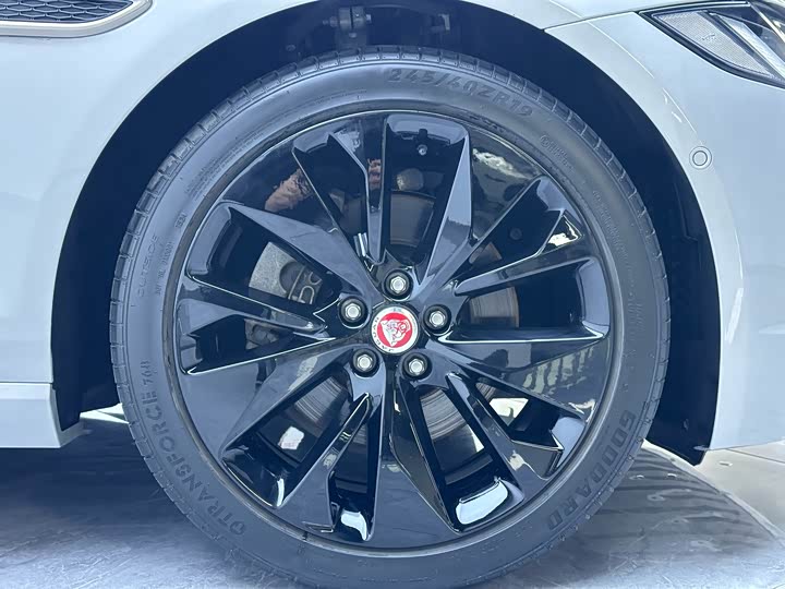 Фото 7 - Jaguar XF L