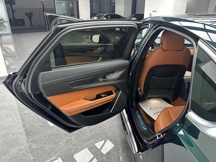 Фото 9 - Jaguar XF L