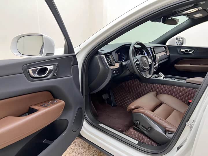 Фото 8 - Volvo XC60