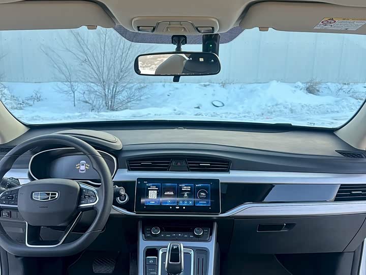 Фото 8 - Geely Atlas