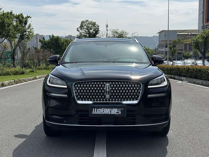 Фото 2 - Lincoln Corsair