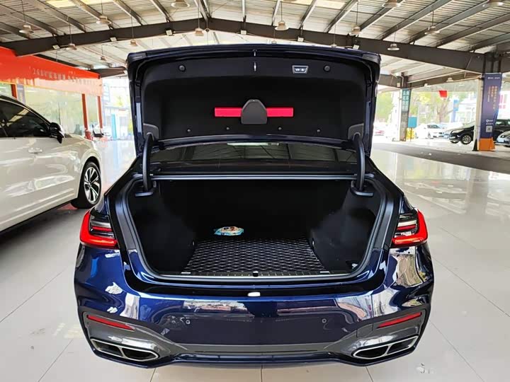 Фото 9 - BMW 7 Series