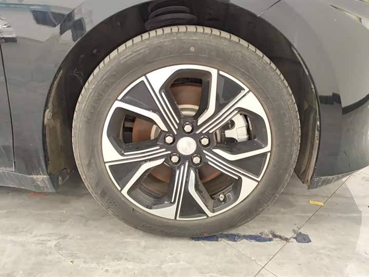 Фото 6 - Hongqi E-QM5