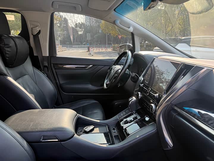 Фото 4 - Toyota Vellfire