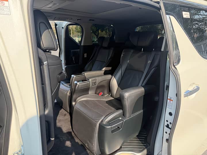 Фото 8 - Toyota Vellfire