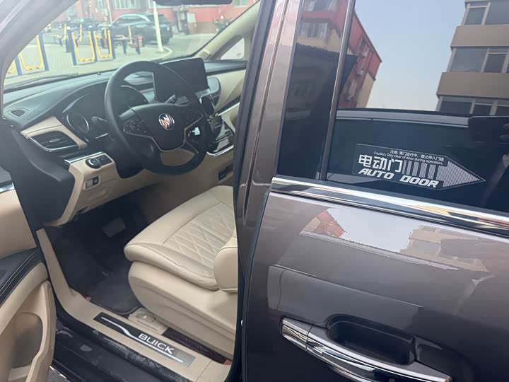 Фото 2 - Buick GL8 ES