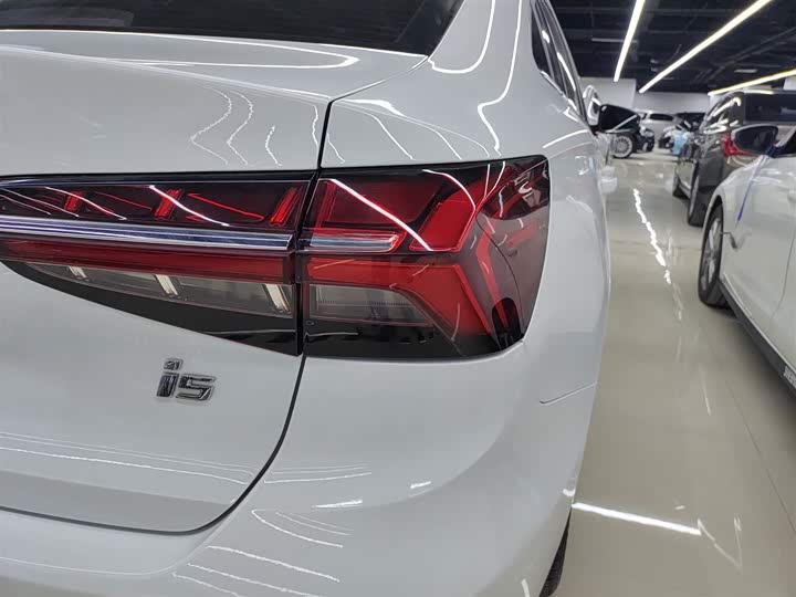 Фото 8 - Roewe i5