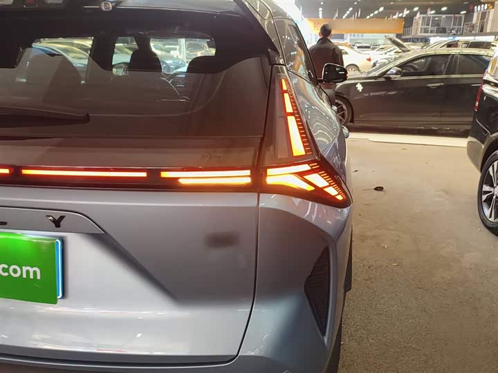 Фото 8 - Geely Atlas