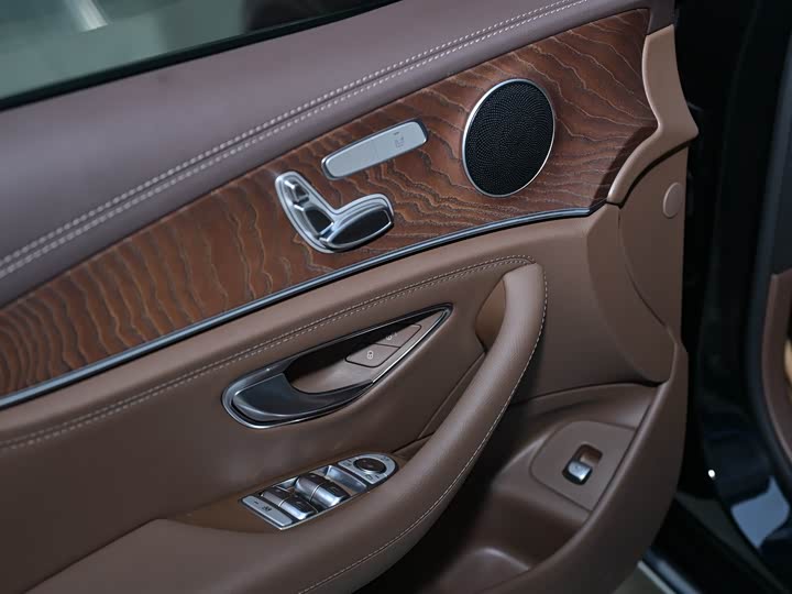 Фото 4 - Mercedes-Benz E-Class