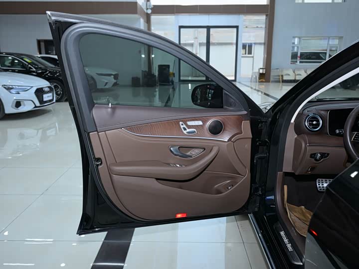 Фото 5 - Mercedes-Benz E-Class