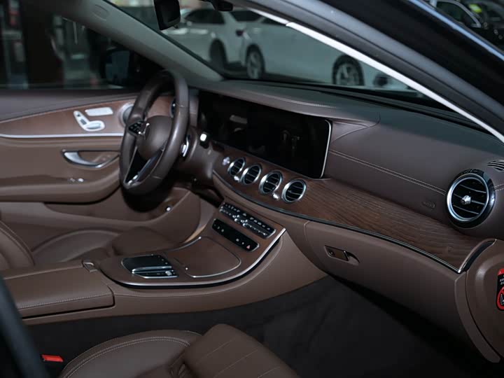 Фото 9 - Mercedes-Benz E-Class