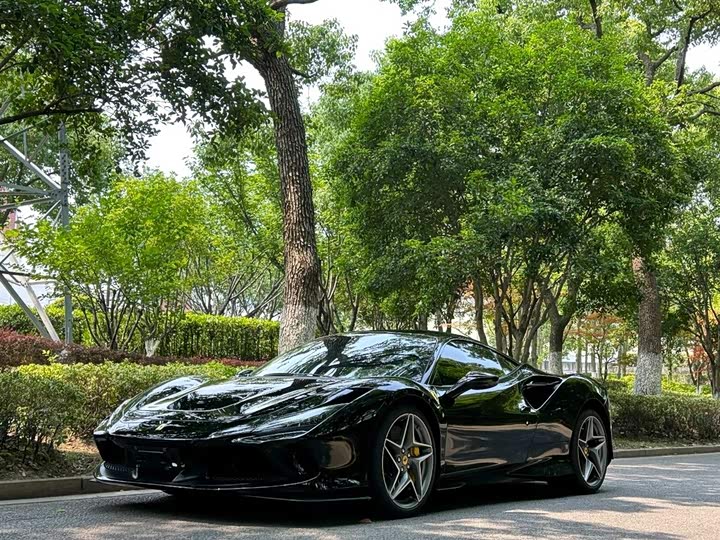 Фото 1 - Ferrari F8