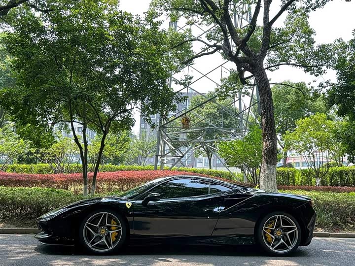 Фото 3 - Ferrari F8