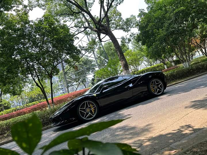 Фото 9 - Ferrari F8