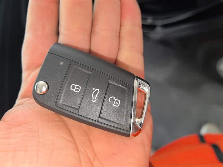 Фото 9 - Volkswagen Passat Hybrid