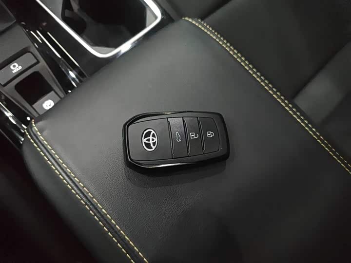 Фото 9 - Toyota Camry