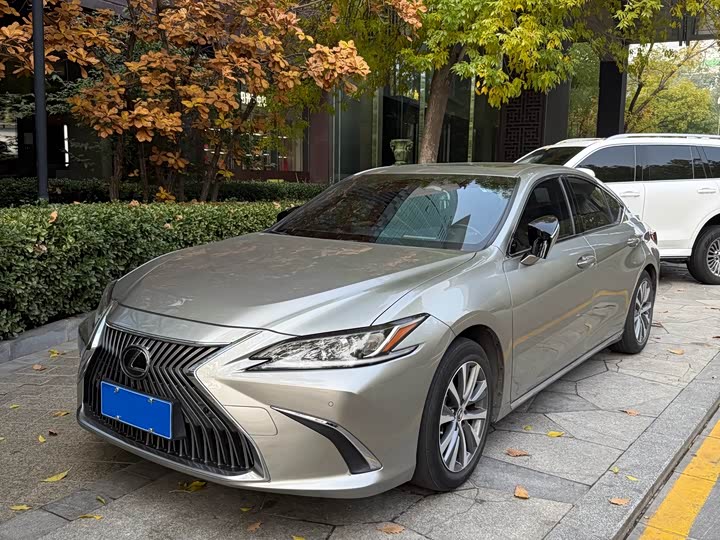 Фото 1 - Lexus ES