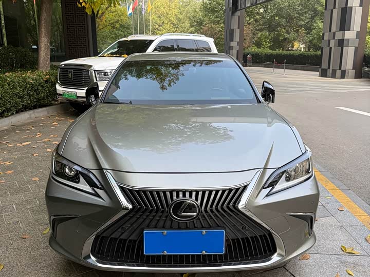 Фото 2 - Lexus ES