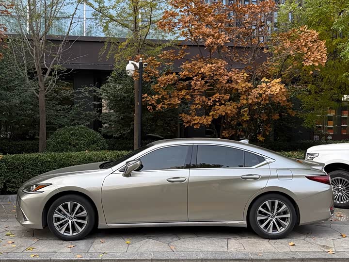 Фото 3 - Lexus ES