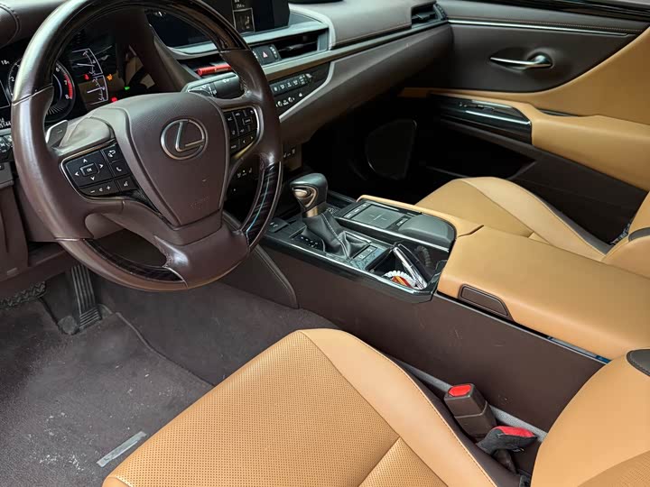 Фото 5 - Lexus ES