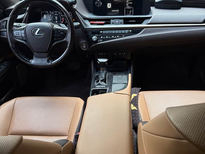 Фото 6 - Lexus ES