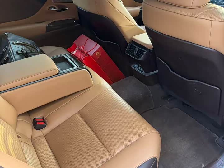 Фото 8 - Lexus ES