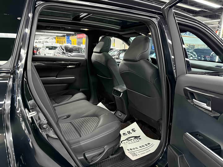 Фото 9 - Toyota Crown Kluger