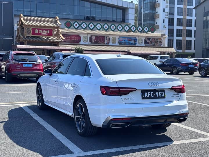 Фото 6 - Audi A4L