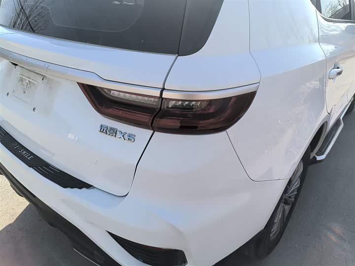 Фото 8 - Geely Vision X6