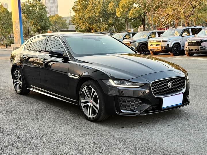Фото 3 - Jaguar XE L