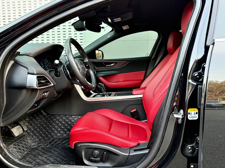 Фото 6 - Jaguar XE L