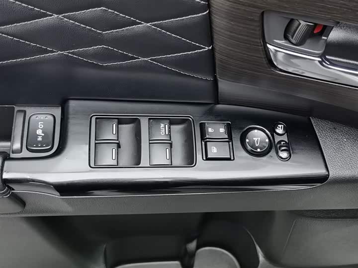 Фото 9 - Honda Elysion