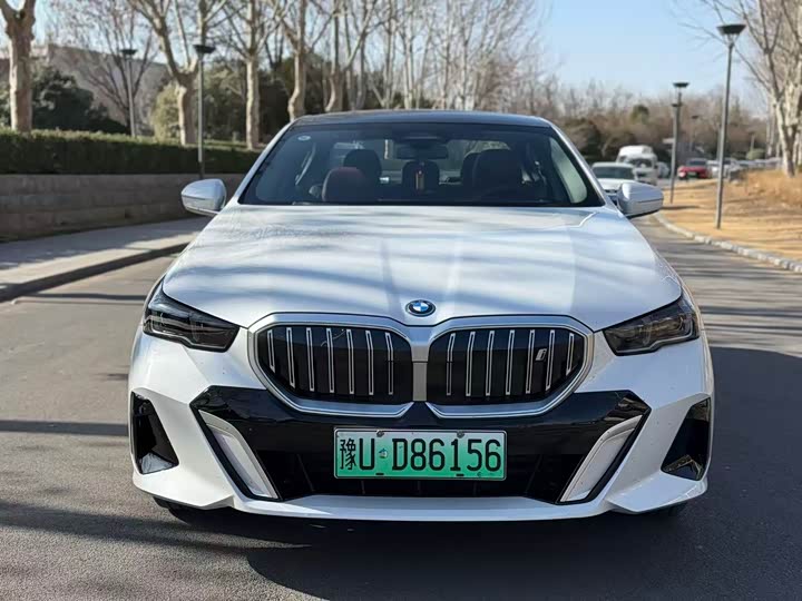 Фото 2 - BMW i5