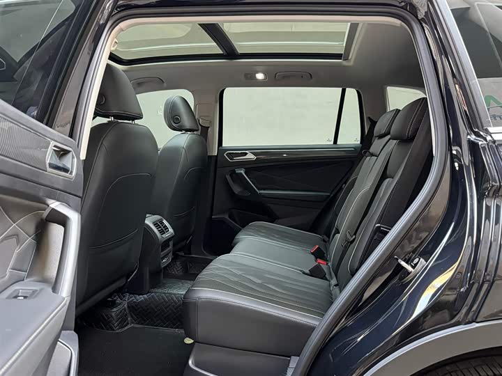 Фото 8 - Volkswagen Tiguan L Pro