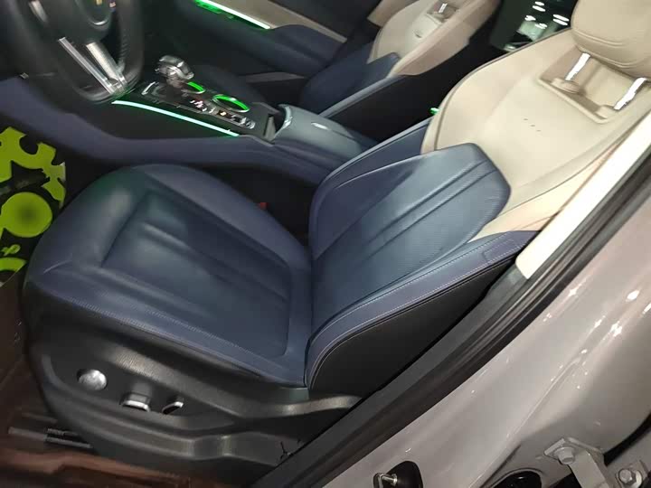 Фото 7 - Hongqi HS3