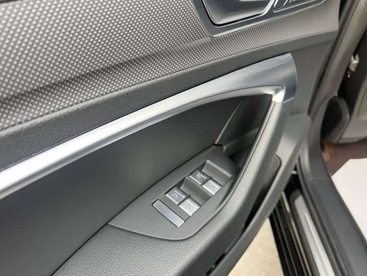 Фото 9 - Audi A6L