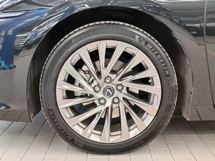 Фото 4 - Lexus ES