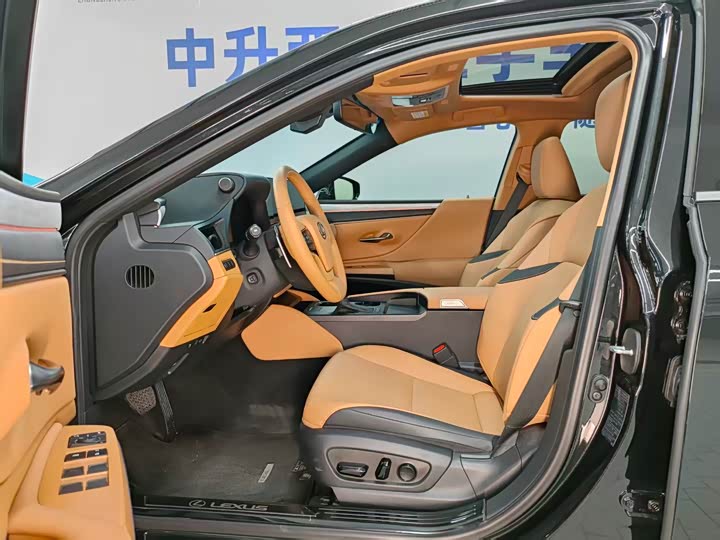 Фото 8 - Lexus ES