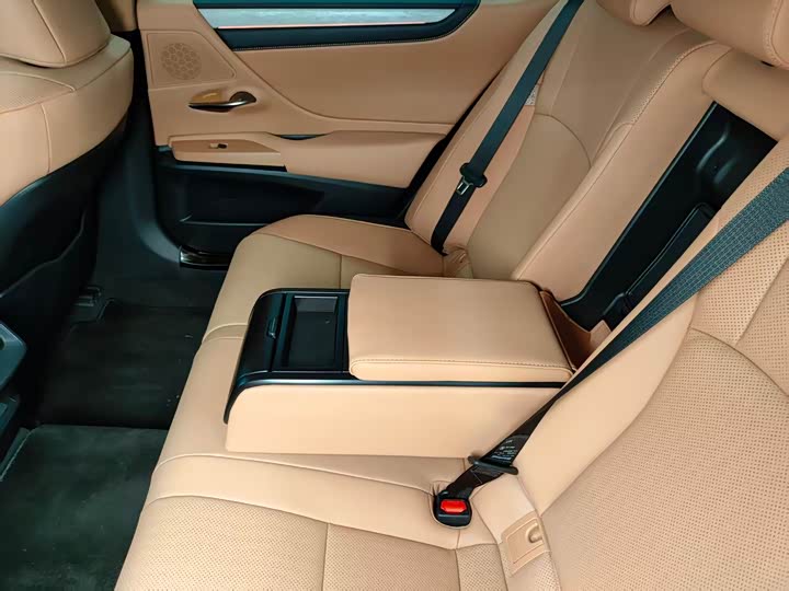 Фото 9 - Lexus ES