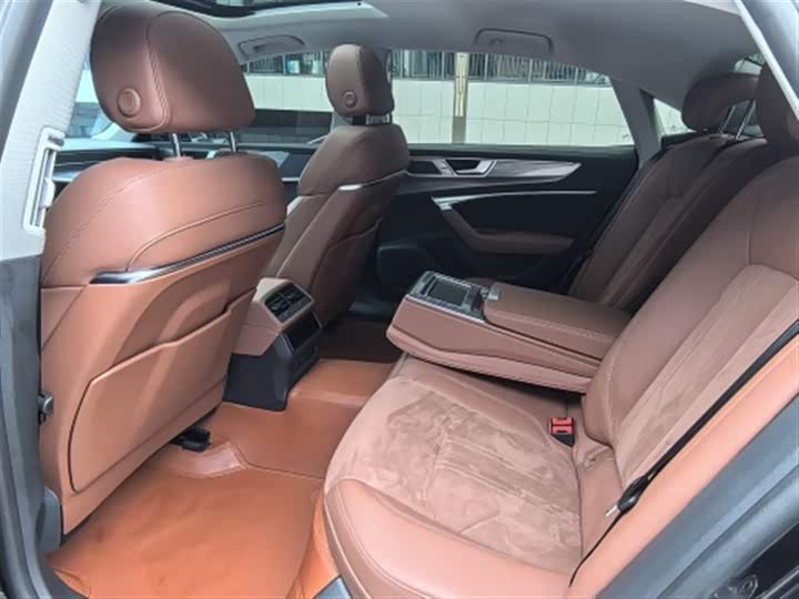 Фото 6 - Audi A7L