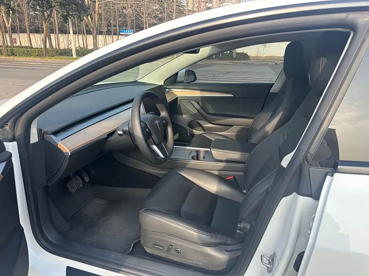 Фото 4 - Tesla Model 3