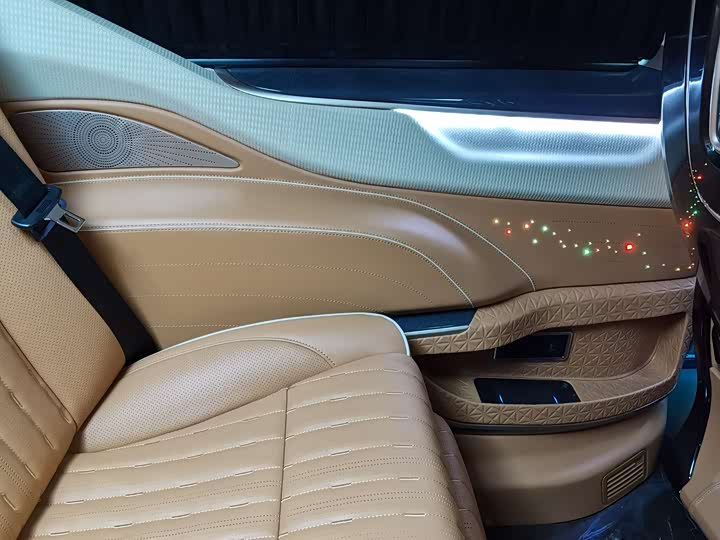 Фото 9 - Mercedes-Benz V-Class